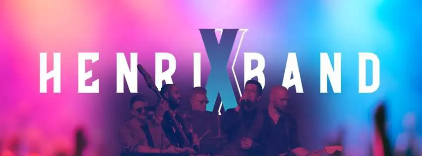 Henrix Band logotips un mūziķi uz koncerta gaismu fona